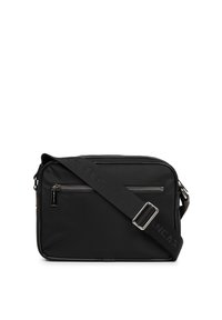 Borsa a tracolla nera in nylon con tracolla regolabile, dotata di tasca frontale con zip e design rettangolare elegante. Texture liscia, stile minimalista.