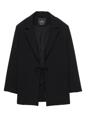 Schwarze maßgeschneiderte Blazer mit Revers, zwei Fronttaschen und einem gebundenen Schleifenverschluss in der Taille, auf einem weißen Hintergrund präsentiert.