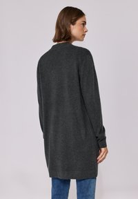 Dunkelgrauer, langärmeliger Pullover mit rundem Halsausschnitt und lässigem Schnitt, der eine schlichte Textur und einen hüftlangen Saum aufweist.