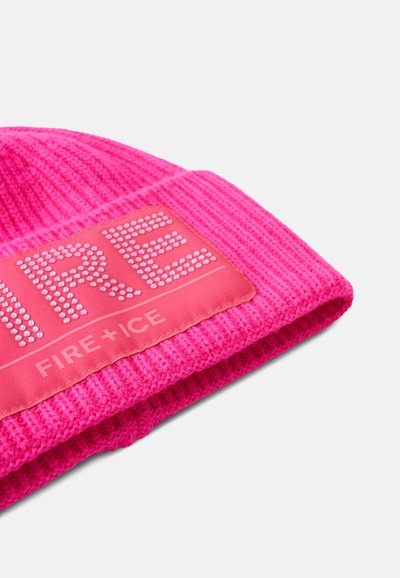Růžová pletená čepice s ohnutým lemem, která má obdélníkovou nášivku s nápisem "FIRE + ICE" z stříbrných hřebíků. Měkká textura, žebrovaný design.