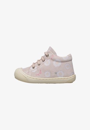 Hellrosa Kleinkind-Sneaker mit weißen Margeritenmustern, beiger Gummisohle und Schnürsenkeln, seitlich vor weißem Hintergrund dargestellt.