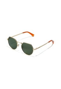 Ochelari de soare din metal aurit, în formă de octogon, cu lentile verzi închise, având brațe cu vârfuri portocalii și un design minimalist. Fără branding sau modele vizibile.