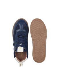 Sneaker in pelle e suede blu navy con lacci in tessuto, dettagli crema, suola in gomma marrone chiaro con un motivo di grip testurizzato e logo.