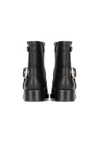 Botas de cuero negro hasta el tobillo con acentos de hardware plateado, cremalleras laterales dobles y tacón cuadrado. Textura suave con detalles de correa.