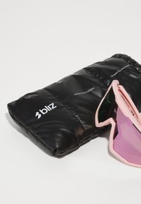Bliz Performance-Schutzbrille mit pinken Rahmen und lila Gläsern, kombiniert mit einem schwarzen gepolsterten Schutzelement mit weißer Markenkennzeichnung.