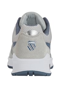 Baskets K-Swiss avec un dessus en suède gris et en mesh, des accents bleus, un logo métallique sur le talon et une semelle en caoutchouc blanche.