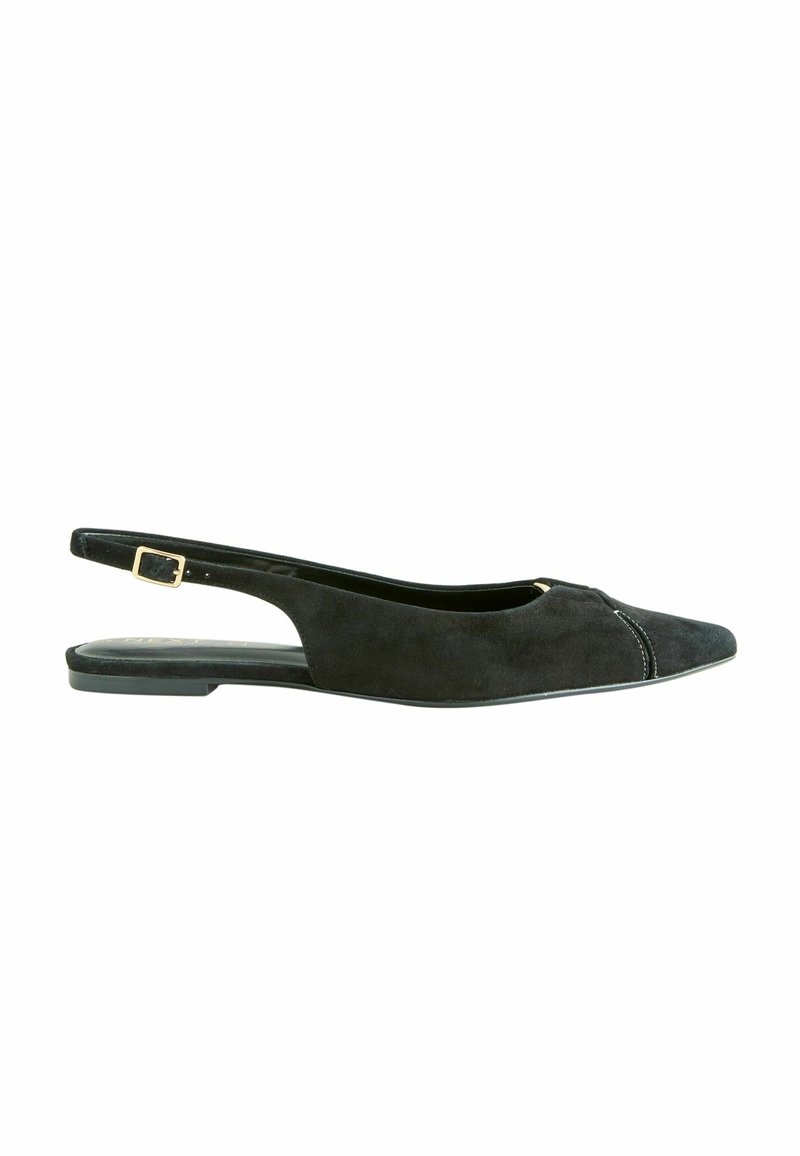Chaussure plate noire en daim avec bout pointu et bride à boucle dorée sur fond blanc.