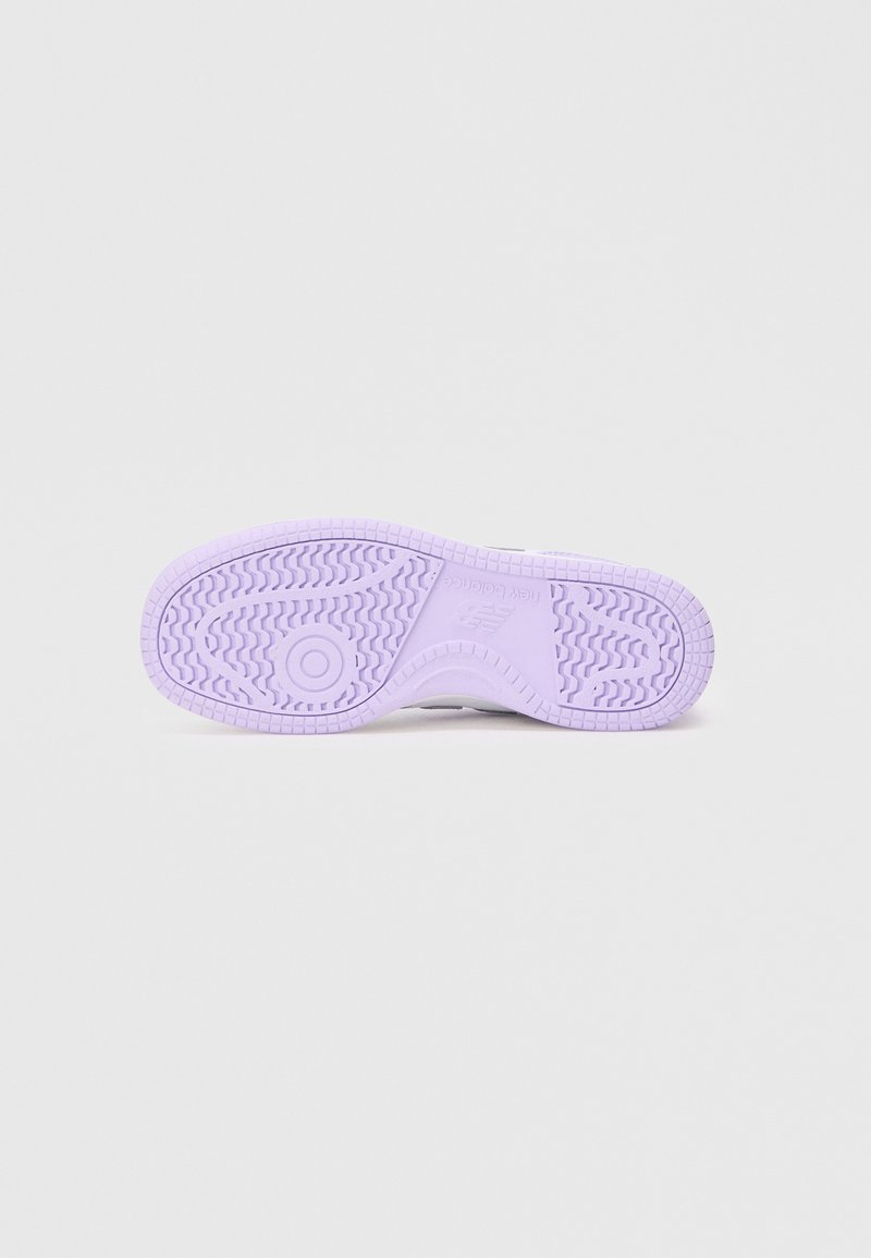 Semelle de basket en caoutchouc violet clair. Présente un motif texturé avec des lignes circulaires et ondulées pour une meilleure adhérence. Design plat, sans logos visibles.