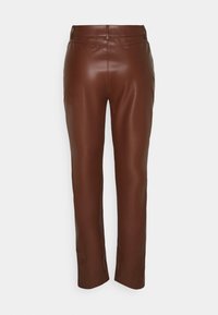 Brązowe spodnie z sztucznej skóry o dopasowanym kroju, średnim stanie i minimalnym przeszyciu. Posiadają dwie szlufki na pasek oraz gładką, błyszczącą teksturę.