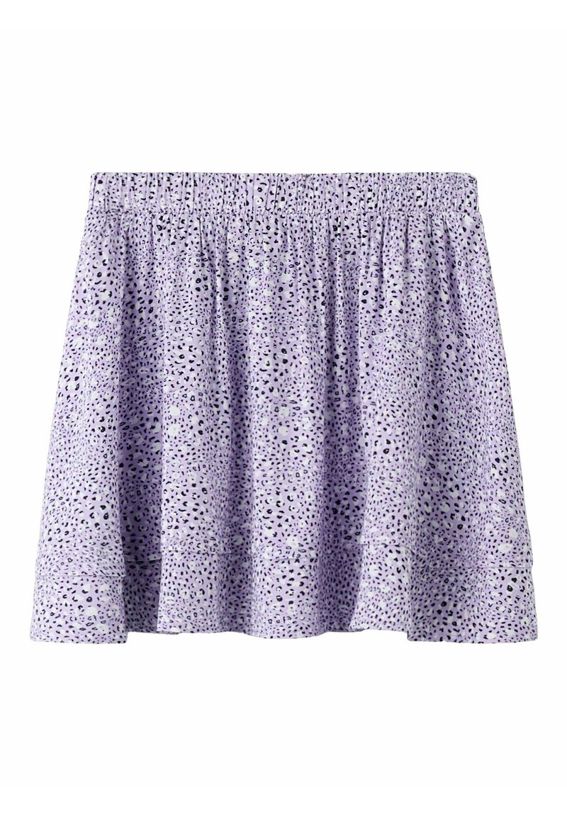 Mini-jupe lilas avec petit imprimé léopard noir et blanc, taille élastique et ourlet volanté à volants superposés.