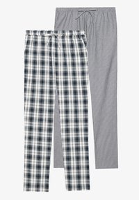 Set di pantaloni del pigiama in cotone, uno con un motivo a quadri bianco e nero, l'altro a righe grigie. Entrambi presentano vita elasticizzata e lacci.