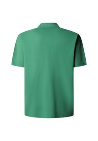 Polo vert à manches courtes vu de dos, avec un col côtelé et un design uni sur fond blanc.
