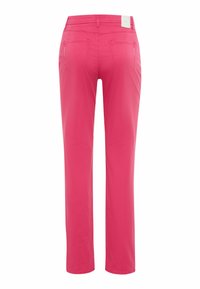 Hose mit geradem Bein in leuchtendem Pink, mit Gesäßtaschen, Gürtelschlaufen und einem kleinen weißen Markenlabel am Bund.