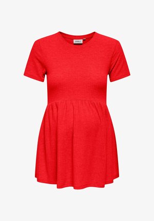 Rød kortærmet graviditetskjole med en samler ved taljen og en flydende nederdel, lavet af blødt, tekstureret stof. Enkel rund halsudskæring.