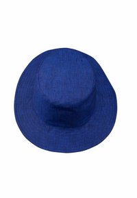 Chapeau de seau en coton bleu avec une couronne ronde et un large bord flexible. La texture semble lisse avec des motifs de tissu subtils.