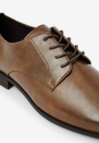 Next Elegantsed paeltega jalatsid - tan