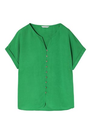 Groene blouse met korte mouwen en een V-hals, voorzien van een rij bruine knopen aan de voorkant en een ronde zoom. Zachte, gestructureerde stof.