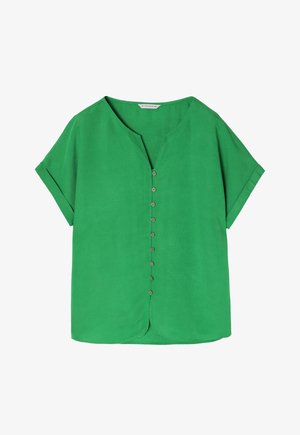 Zielona bluzka z krótkim rękawem i dekoltem w kształcie litery V, z rzędem brązowych guzików z przodu oraz okrągłym dołem. Miękki, teksturowany materiał.