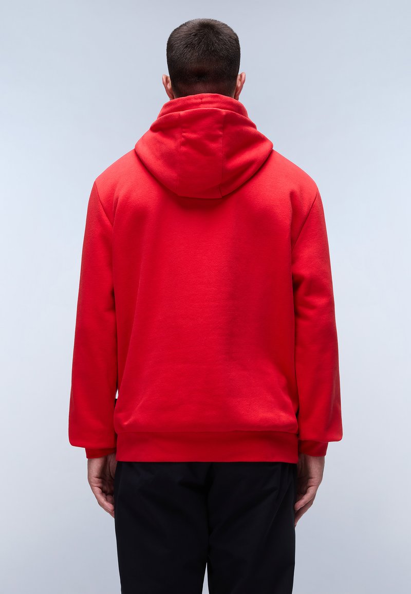 Czerwona bluza z kapturem o miękkiej teksturze, z dużym kapturem z tyłu i długimi rękawami. Posiada prosty design z prążkowanym wykończeniem u dołu i na mankietach.