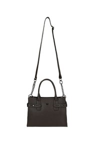 Brązowa skórzana torebka o fakturowanej powierzchni, z dwoma krótkimi uchwytami, regulowanym paskiem na ramię oraz srebrnymi łańcuszkowymi zdobieniami.