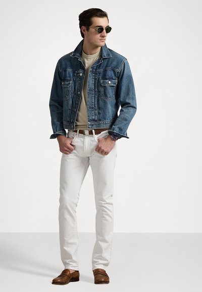 Jeansjacka i blått, khakifärgad t-shirt, vita slim-fit byxor och bruna skor. Tillbehören inkluderar solglasögon och en klocka.