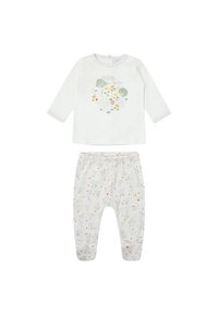 Camiseta de manga larga color crema con estampado de hojas y flores; pantalones grises con ilustraciones dispersas de flores y animales. Tela de algodón suave en toda la prenda.