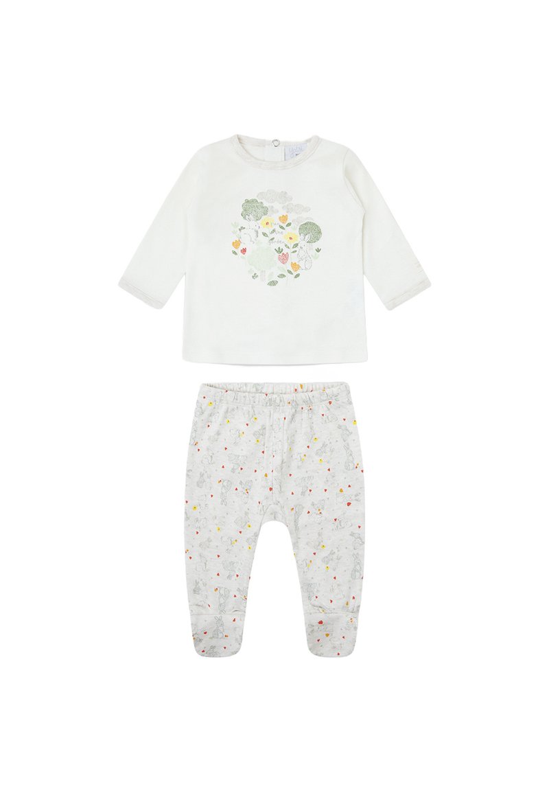 Camiseta de manga larga color crema con estampado de hojas y flores; pantalones grises con ilustraciones dispersas de flores y animales. Tela de algodón suave en toda la prenda.