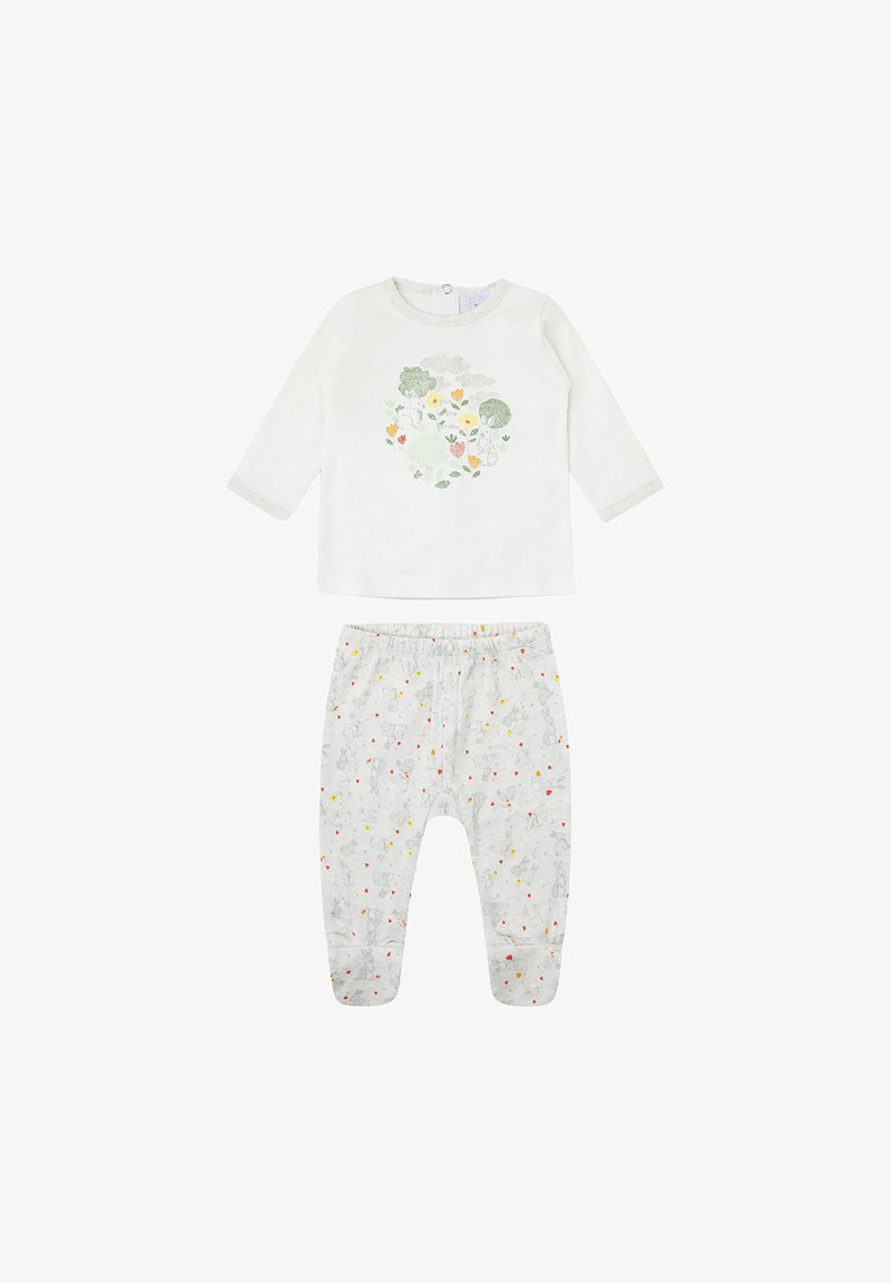 Camiseta de manga larga color crema con estampado de hojas y flores; pantalones grises con ilustraciones dispersas de flores y animales. Tela de algodón suave en toda la prenda.