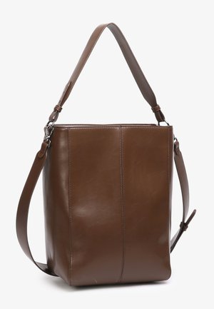 Ruskea nahkainen olkalaukku, jossa on sileä pinta, suorakaiteen muoto ja säädettävä hihna. Laukussa on siistit saumat ja hienovarainen kiilto.