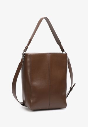 Sac à bandoulière en cuir marron avec une texture lisse, une forme rectangulaire et une sangle ajustable. Présente un design de couture nette et un éclat subtil.
