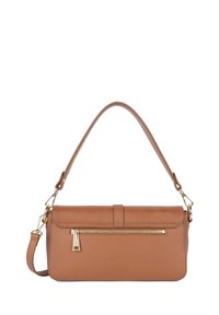 Camelkleurige leren crossbodytas met een ritssluiting, gouden accenten en een afneembare schouderriem; gladde textuur en rechthoekige vorm.