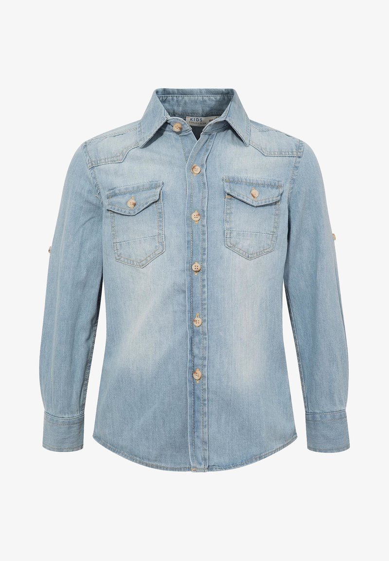 Chemise en denim bleu clair à manches longues pour enfants avec fermeture boutonnée sur le devant, deux poches poitrine boutonnées et un col classique.