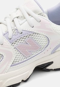New Balance 530 - Baskets basses - beige/white/rose