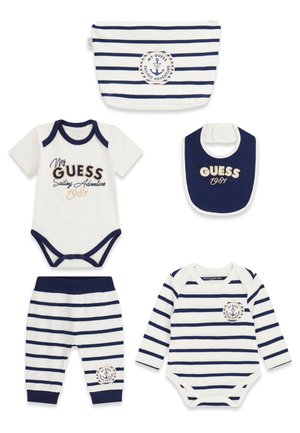 Completo per neonati a righe navy e bianche composto da body, pantaloni, bavaglino e marsupio con la scritta "My Guess Sailing Adventure 1987" e logo ancora.