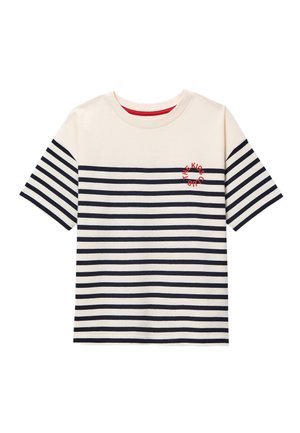 T-shirt à manches courtes crème et bleu marine à rayures, col rond avec un texte rouge circulaire sur la partie supérieure gauche de la poitrine.