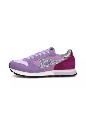 Sneaker viola con una combinazione di materiali scamosciati e tessili, accenti metallici e un logo luccicante, con una suola in gomma nera.