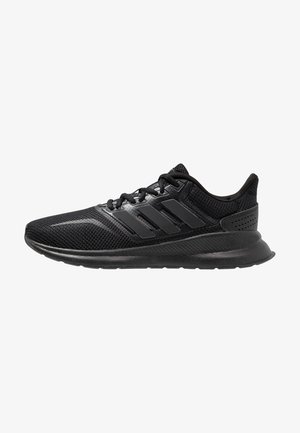 Zapatilla deportiva negra con empeine de malla, tres rayas negras en el lateral, cordones negros, suela acolchada y collar acolchado para soporte del tobillo.