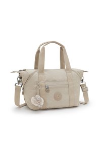 Beige Handtasche aus strukturiertem Stoff, mit zwei oberen Griffen, einem abnehmbaren Schulterriemen, einer vorderen Reißverschlusstasche und einem angehängten Anhänger.