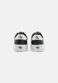 Calvin Klein Jeans FLATFORM LACEUP - Sneakers basse - black/bright white