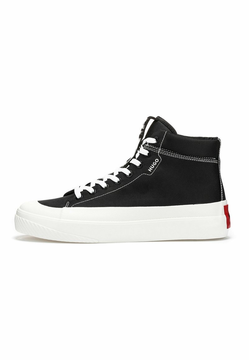 Schwarze High-Top-Sneaker aus Segeltuch mit weißen Schnürsenkeln, einer weißen Sohle und einem roten Akzent an der Ferse. Mit kontrastierenden Nähten.