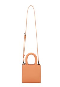 Borsa a tracolla in pelle color pesche con forma quadrata, manico arrotondato e tracolla staccabile. Texture liscia con hardware minimale.