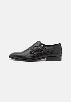 Zwarte leren geklede schoenen met een krokodillenpatroon, spitse neus, dubbele gespaccenten en een lage hak. Verfijnde designelementen.