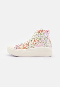 Wysokie sneakersy z wzorzystą cholewką z płótna, ozdobioną różowymi, zielonymi i pomarańczowymi kropkami, oraz grubą białą gumową podeszwą.