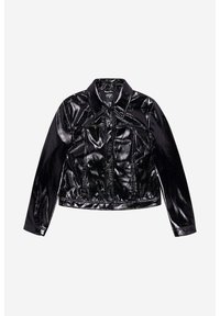 Veste noire, brillante, courte avec un col, fermeture à boutons sur le devant, deux poches poitrine et manches longues. La texture apparaît lisse et brillante.
