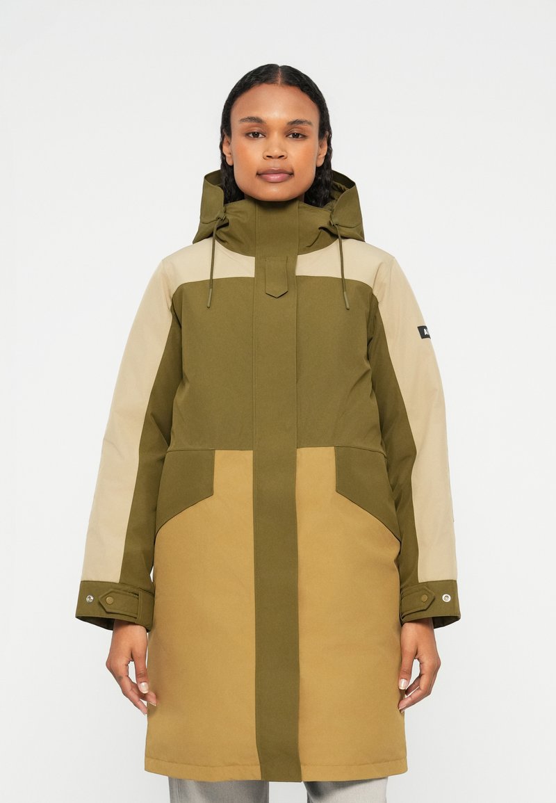 Oliwkowa i beżowa parka z kapturem, z dwoma przednimi kieszeniami, regulowanymi sznurkami i guzikami w mankietach. Posiada wzór w blokach kolorystycznych.