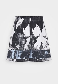 Shorts de bain noir et blanc avec un motif floral, bande d'accent bleu foncé, taille élastique et poches latérales.