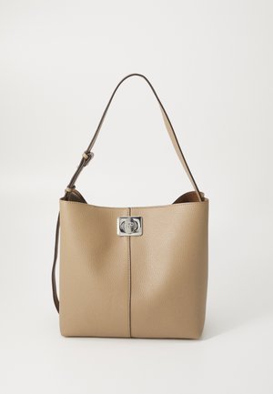 Sac à bandoulière en cuir beige texturé avec bandoulière réglable et fermeture à tournant en métal argenté centrée sur le devant.