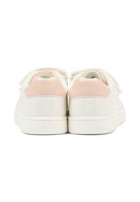 Białe trampki z różowymi akcentami na pięcie i języku, charakteryzujące się gładką skórzaną powierzchnią, zaokrąglonym kształtem i regulowanymi paskami.