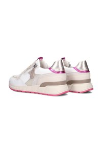 Witte sneakers met roze zolen, metallic accenten en suède details in een chunky ontwerp, met een ritssluiting en textuurmaterialen.