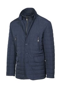 Giacca trapuntata blu navy con colletto alto. Dotata di chiusura a doppio bottone, due tasche con zip e una tasca sul petto sinistro. Materiale leggero.